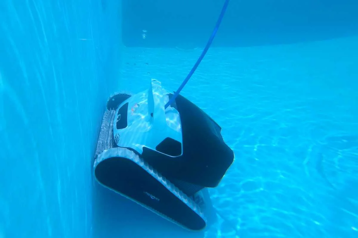 How Do Robotic Pool Cleaners Work